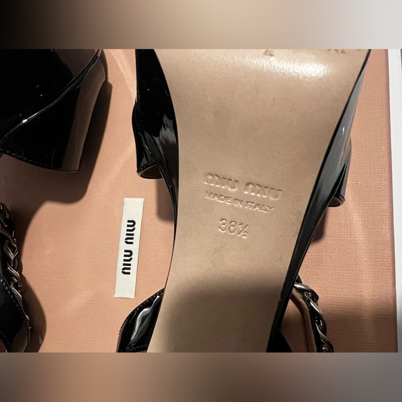 MIU MIU Platforms - Black Patent Leather Sandals with pearl and silver chain - Picture 9 of 14